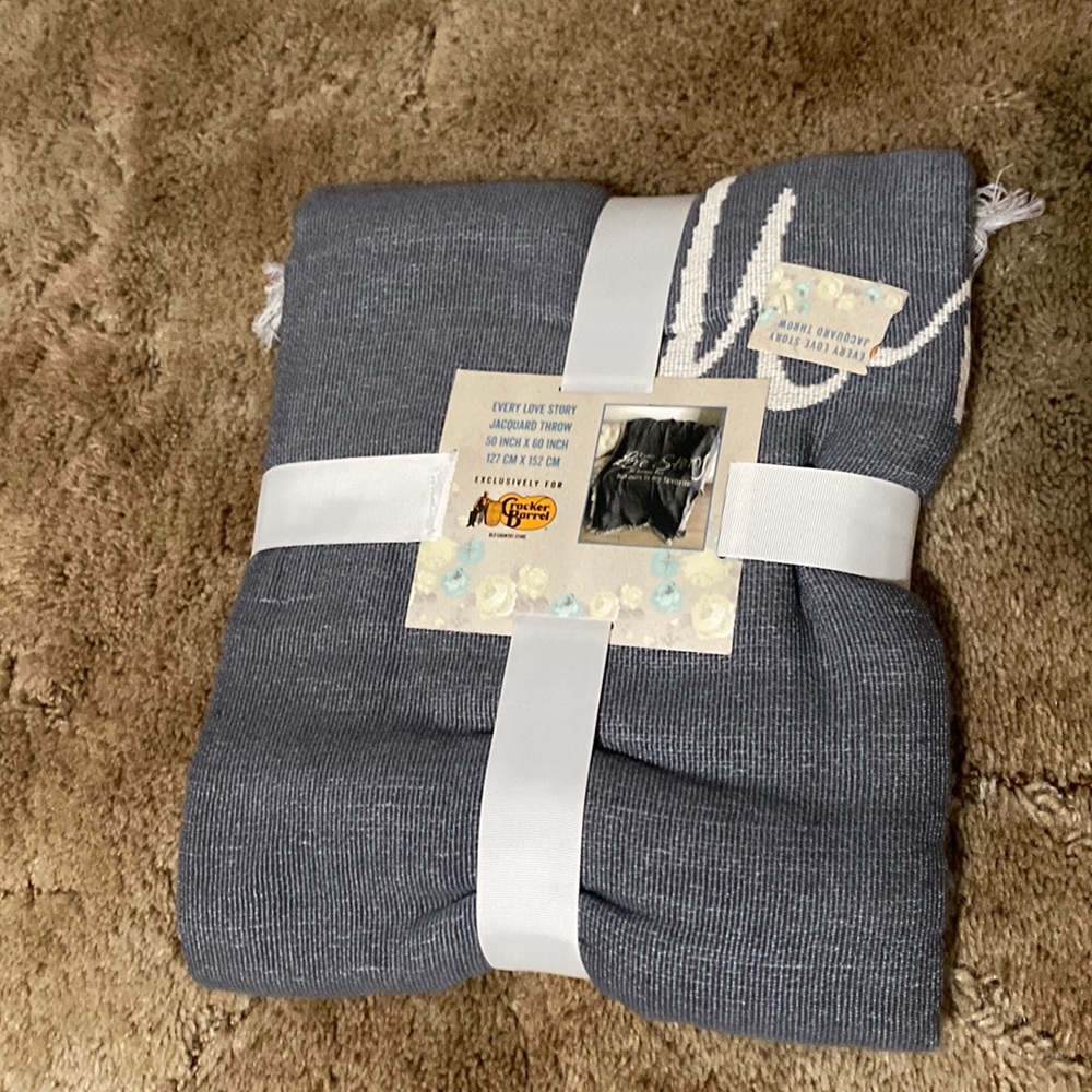 Brand: Cracker Barrel 
Size: one size
Color: gray